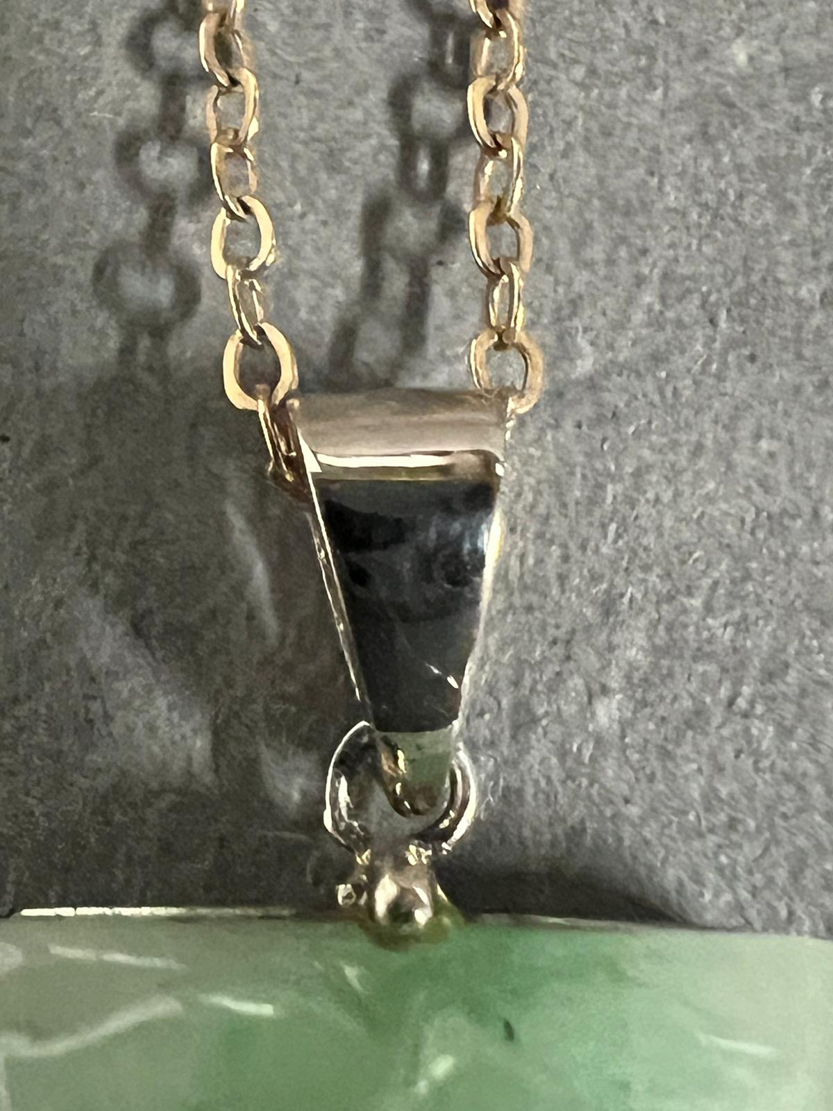 A square jade pendant on a 9ct gold necklace. - Image 4 of 7