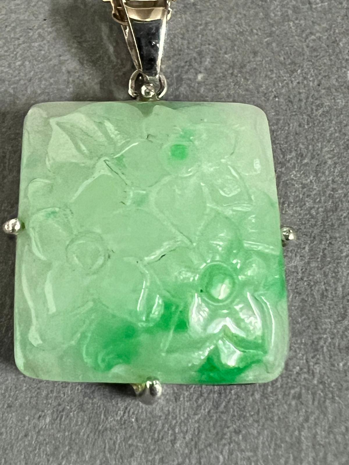 A square jade pendant on a 9ct gold necklace. - Image 3 of 7