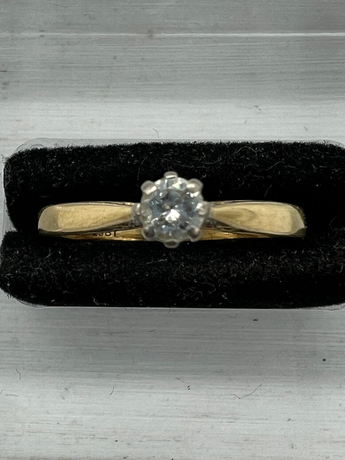 An 18ct diamond ring on yellow gold setting Size P - Image 4 of 8
