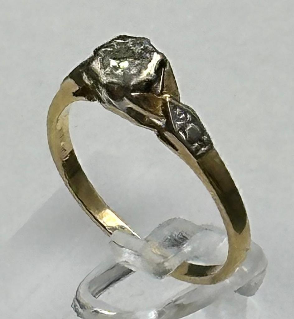 An 18ct and platinum set diamond ring with central stone and shoulders Size M - Image 8 of 8