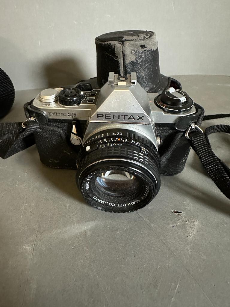 A Minolta Dynax 3000I camera with case and flash and a Pentax ME Super - Image 5 of 5