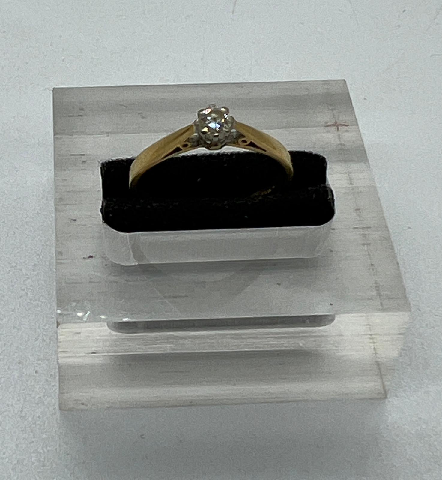 An 18ct diamond ring on yellow gold setting Size P - Image 3 of 8