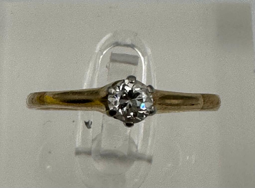 A 9ct gold and diamond ring, approximate size O - Image 5 of 6