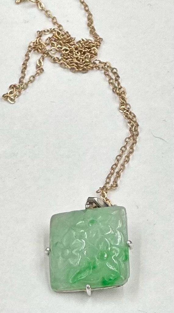 A square jade pendant on a 9ct gold necklace. - Image 7 of 7