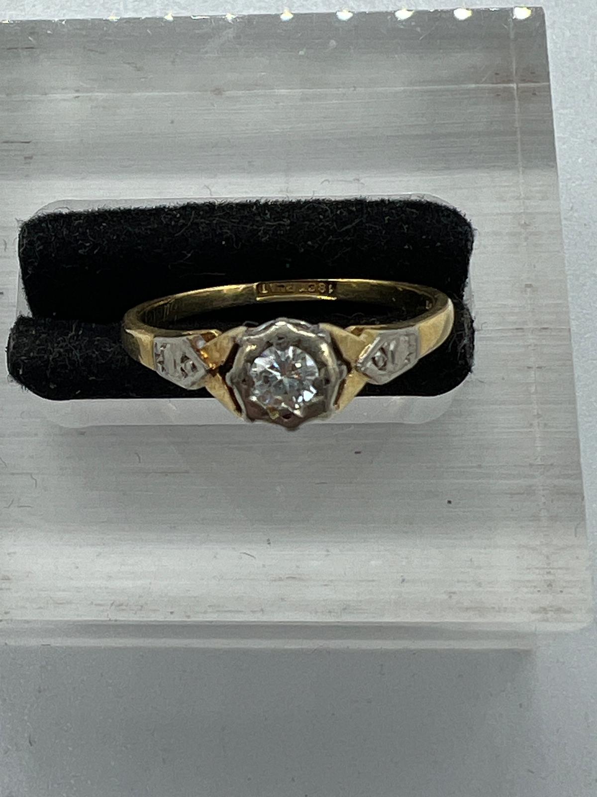 An 18ct and platinum set diamond ring with central stone and shoulders Size M - Image 3 of 8