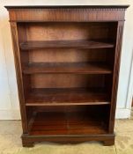 A mahogany three shelf bookcase (H107cm W76cm D33cm)