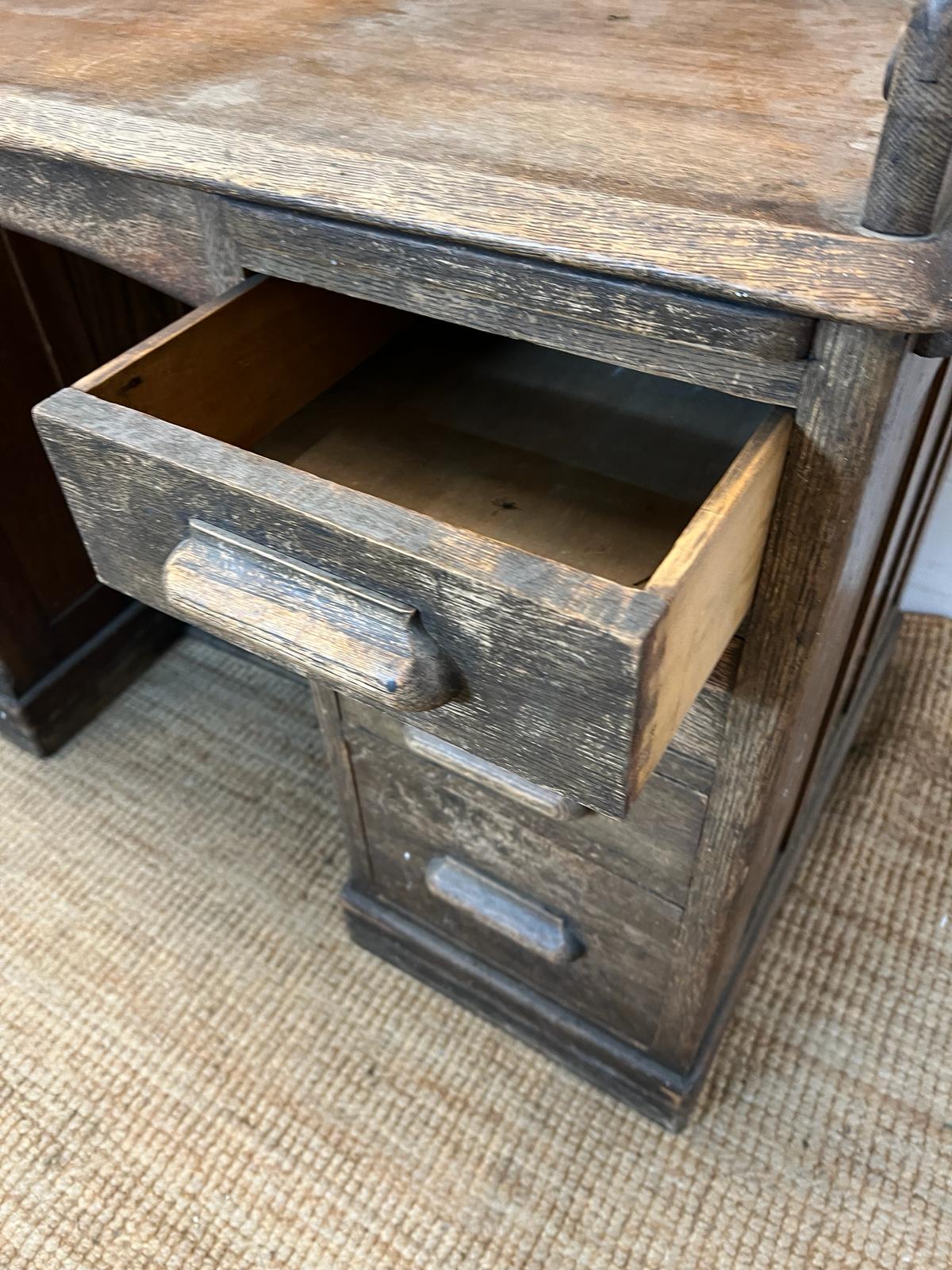 A roll top oak bureau (H118cm W120cm D70cm) - Image 6 of 6