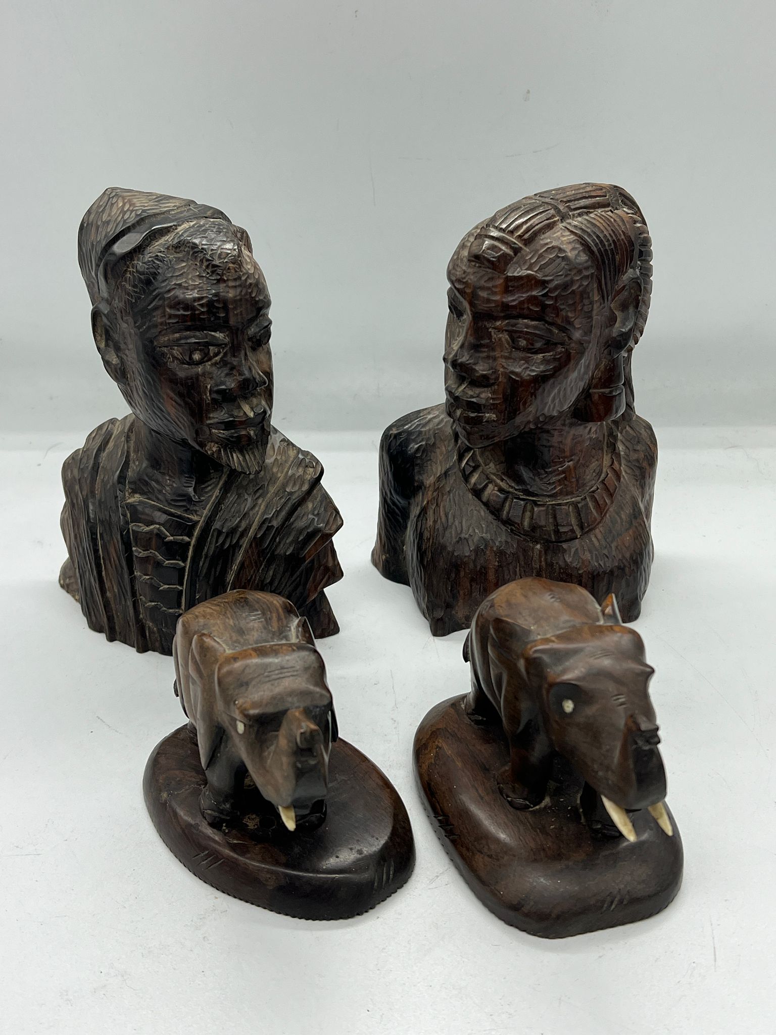 A carved wooden elephants and a couple (H17cm)