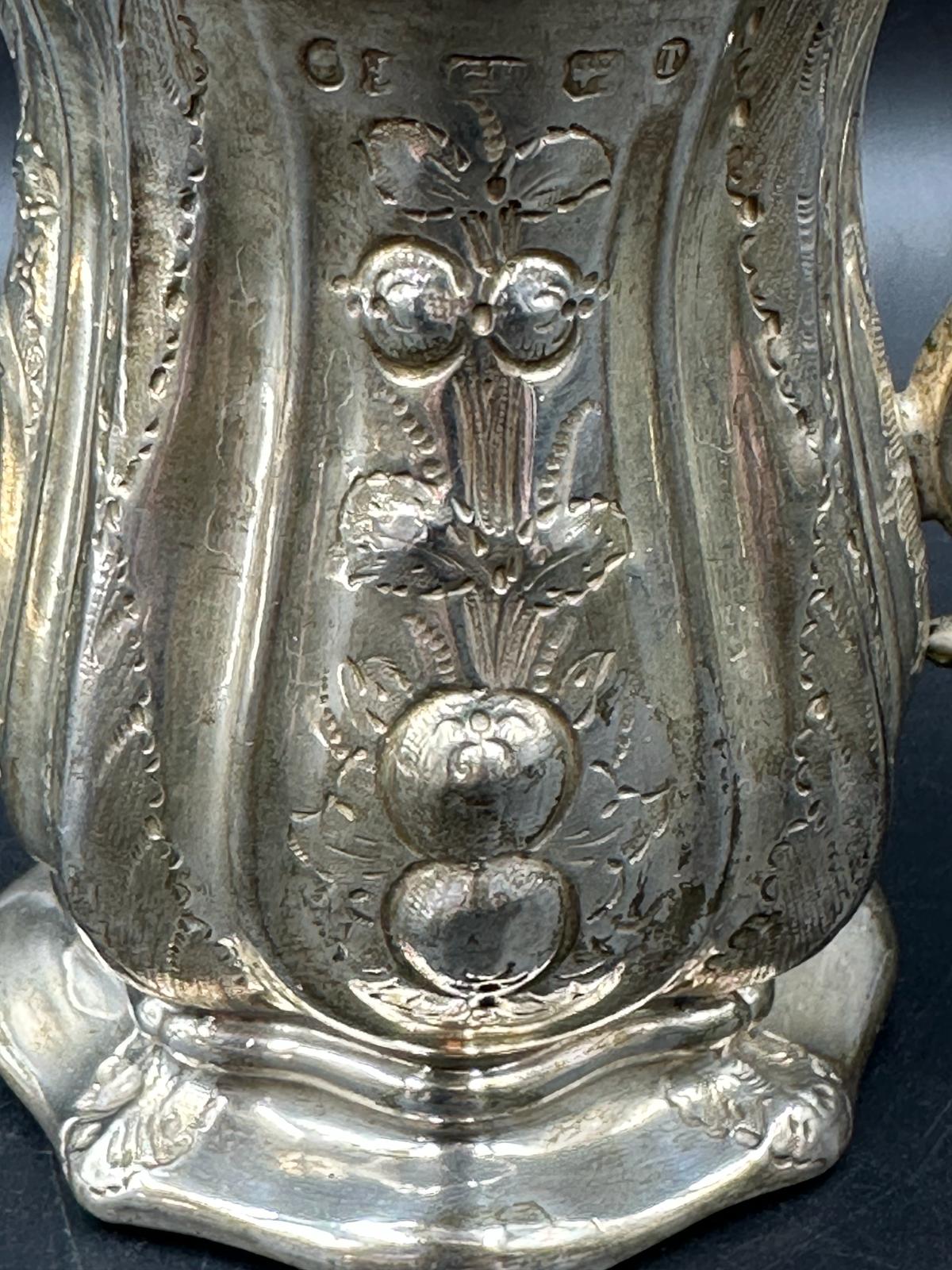 A Victorian ornate silver tankard, approximate 8.5cm high, Birmingham 1868, approximate total weight - Image 6 of 6