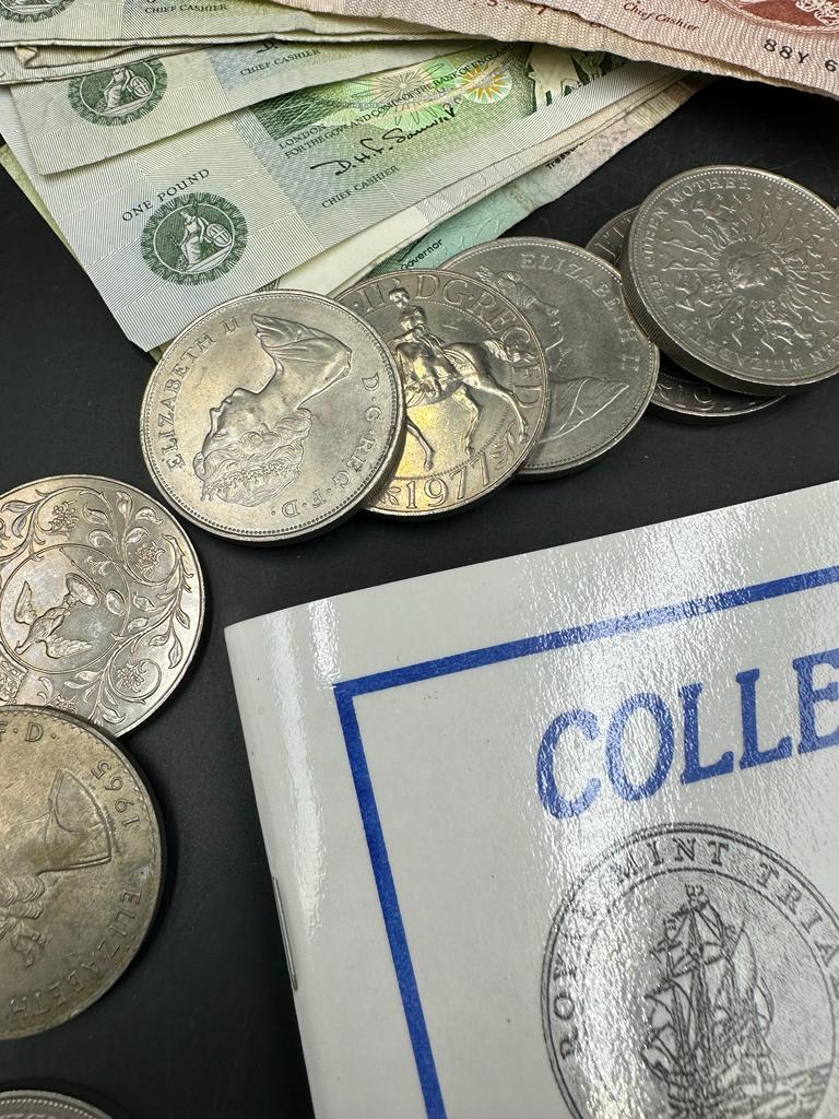 A selection of United Kingdom Crowns, several coin collecting books, two Britain's first decimal - Image 3 of 7