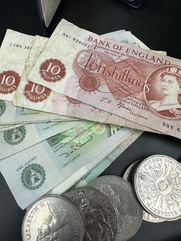 A selection of United Kingdom Crowns, several coin collecting books, two Britain's first decimal - Image 7 of 7