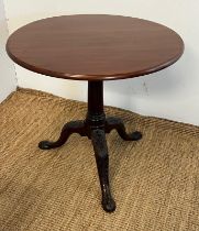 A circular pedestal table on tripod legs (H71cm Dia75cm)