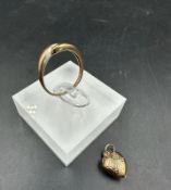 A 9ct gold ring and heart pendant, approximate weight 2g.