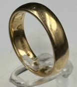 A 9ct gold wedding band with an approximate weight of 4g