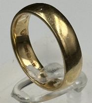 A 9ct gold wedding band with an approximate weight of 4g