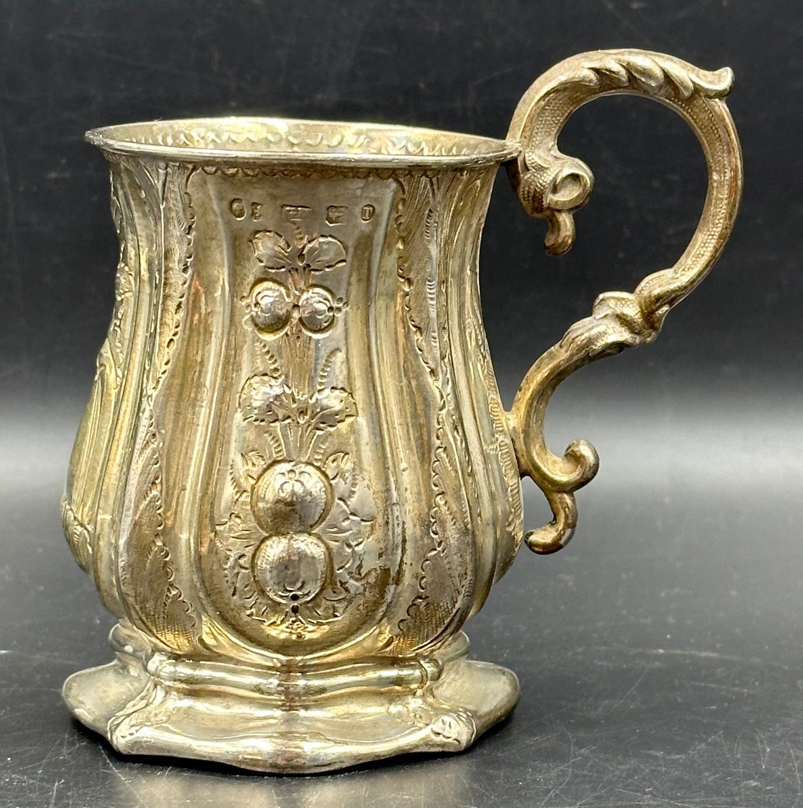A Victorian ornate silver tankard, approximate 8.5cm high, Birmingham 1868, approximate total weight - Image 2 of 6