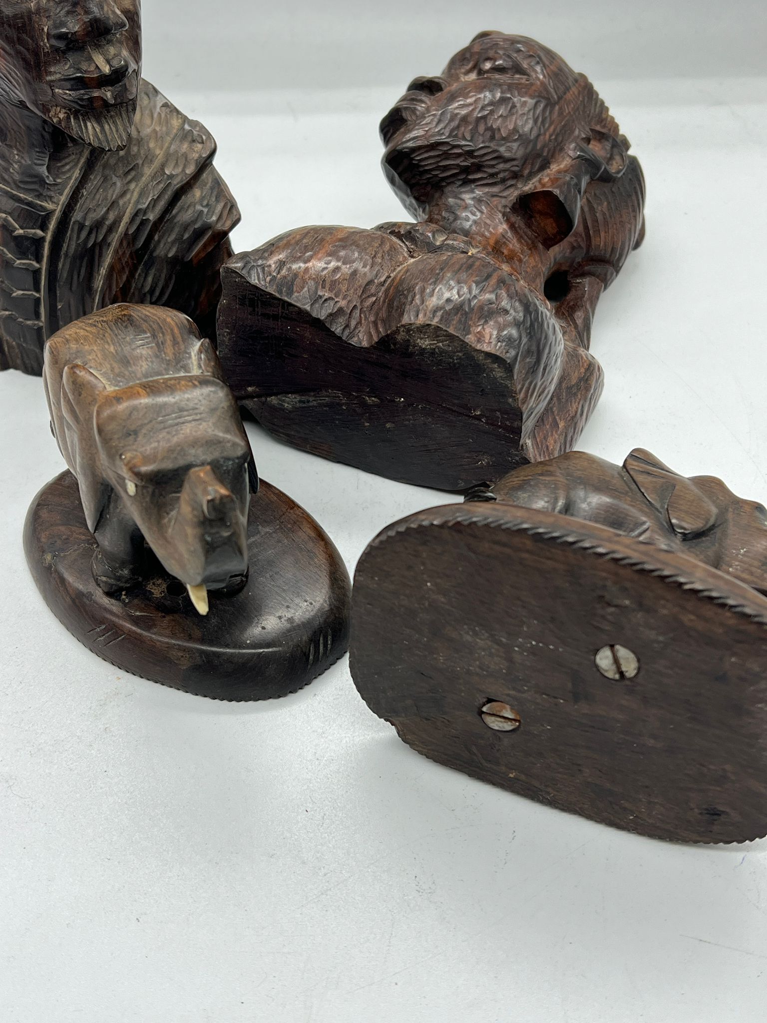 A carved wooden elephants and a couple (H17cm) - Image 2 of 2