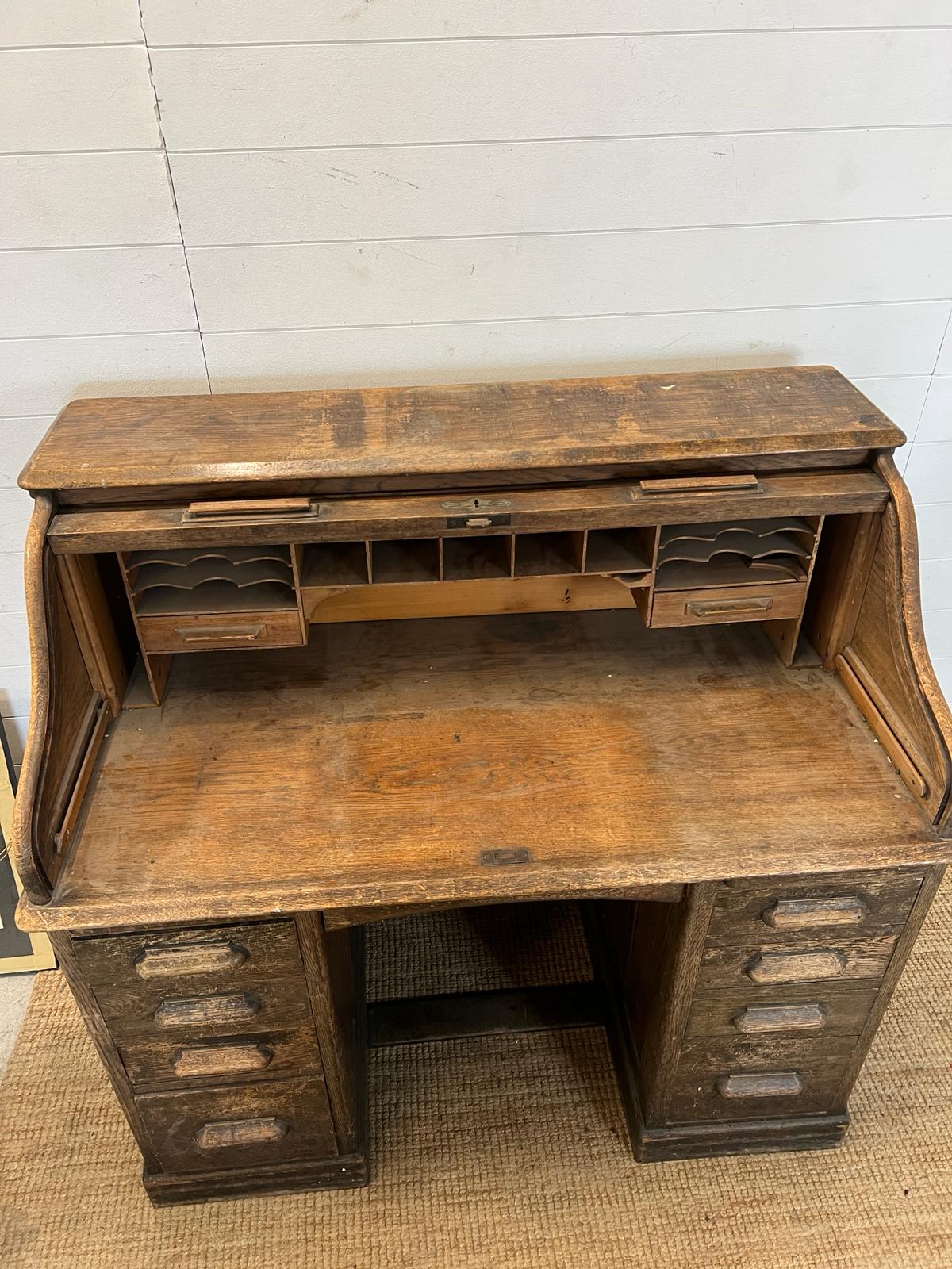 A roll top oak bureau (H118cm W120cm D70cm) - Image 2 of 6