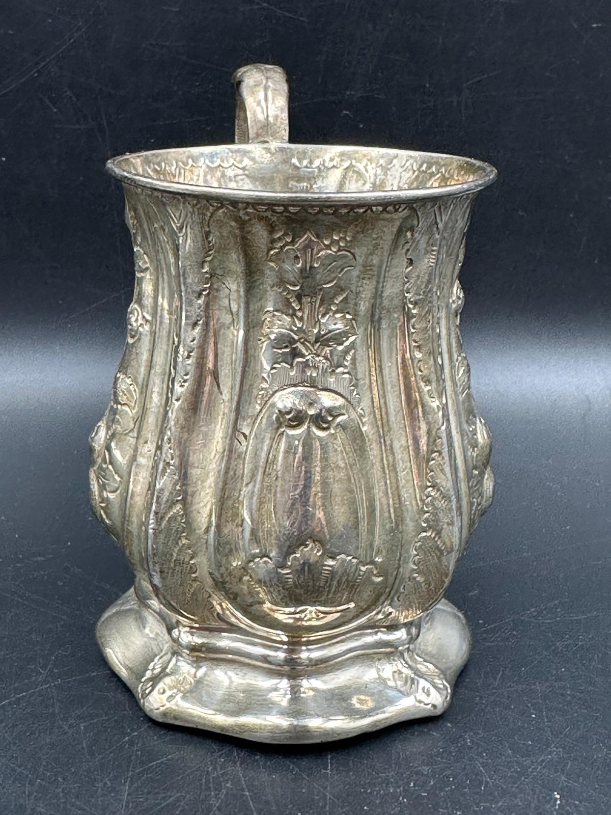 A Victorian ornate silver tankard, approximate 8.5cm high, Birmingham 1868, approximate total weight - Image 5 of 6