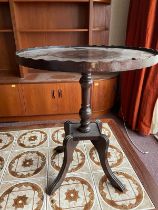 A mahogany side table on splayed legs with column support (H54cm W48cm D40cm)