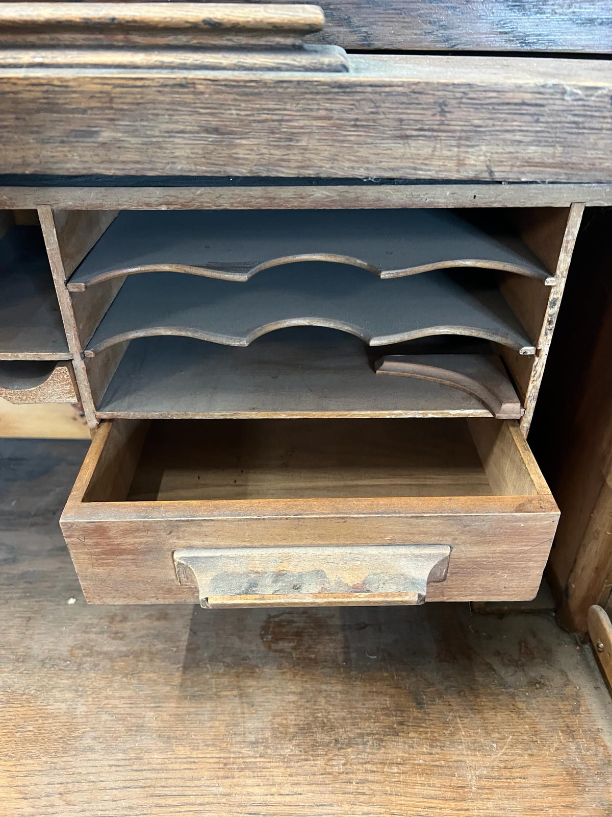 A roll top oak bureau (H118cm W120cm D70cm) - Image 3 of 6