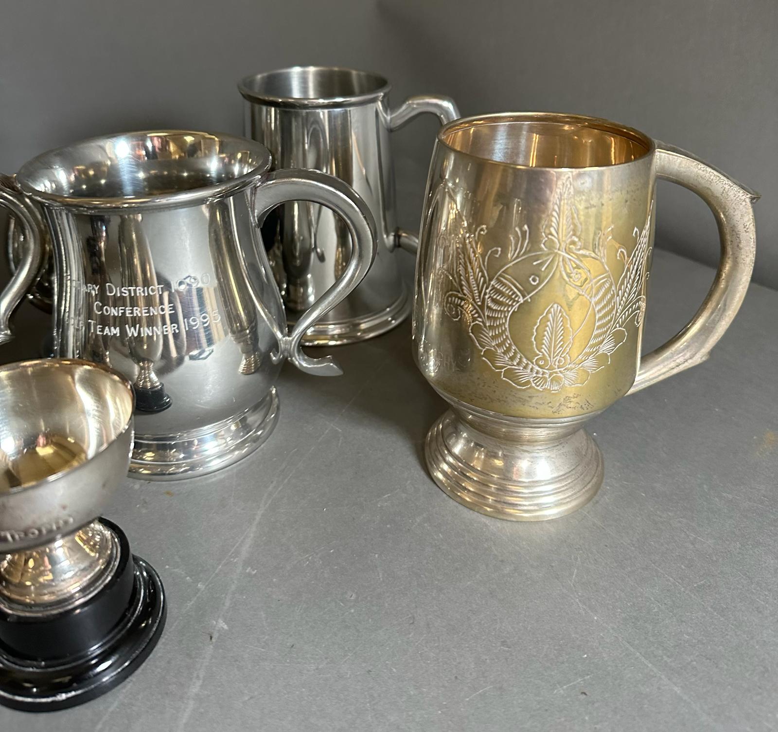 A selection of plated, EPNS and pewter golf trophies and tankards.