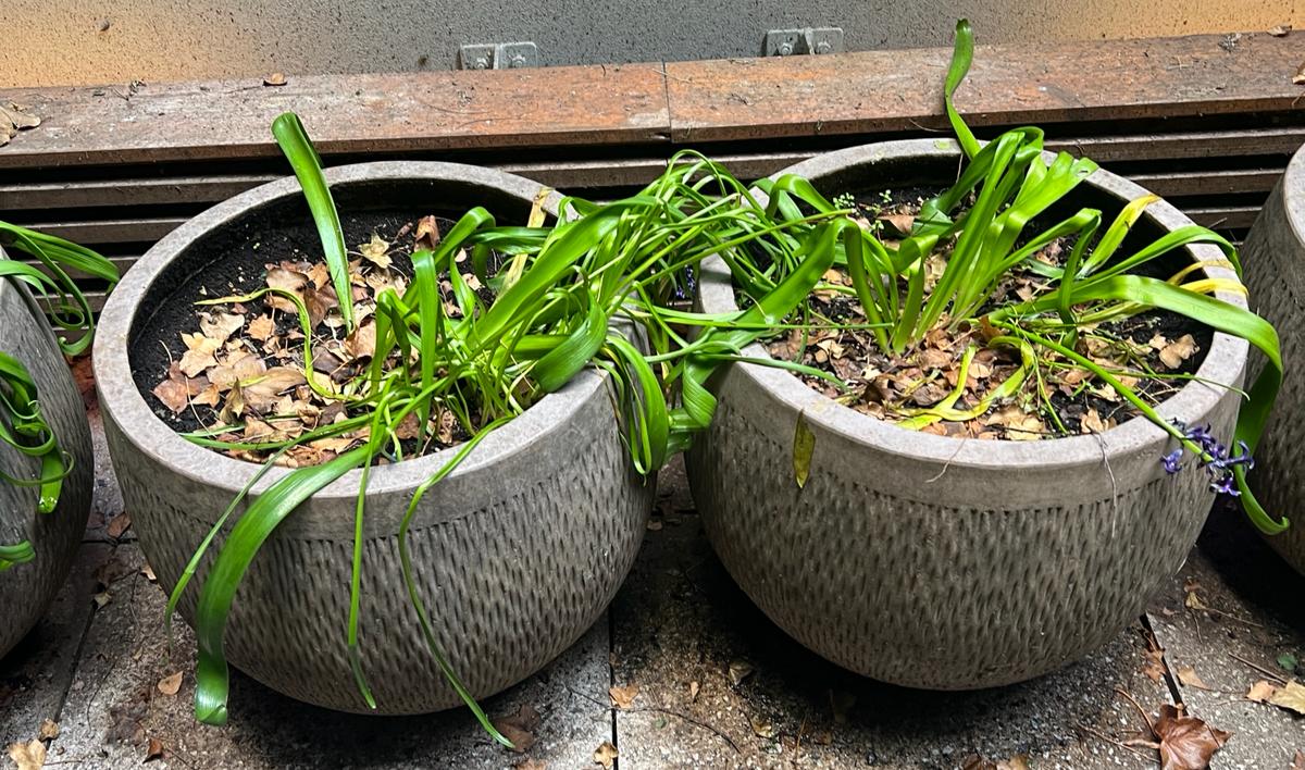 A pair of garden pots/planters fluted wave pattern (H45cm Dia50cm) - Image 2 of 3