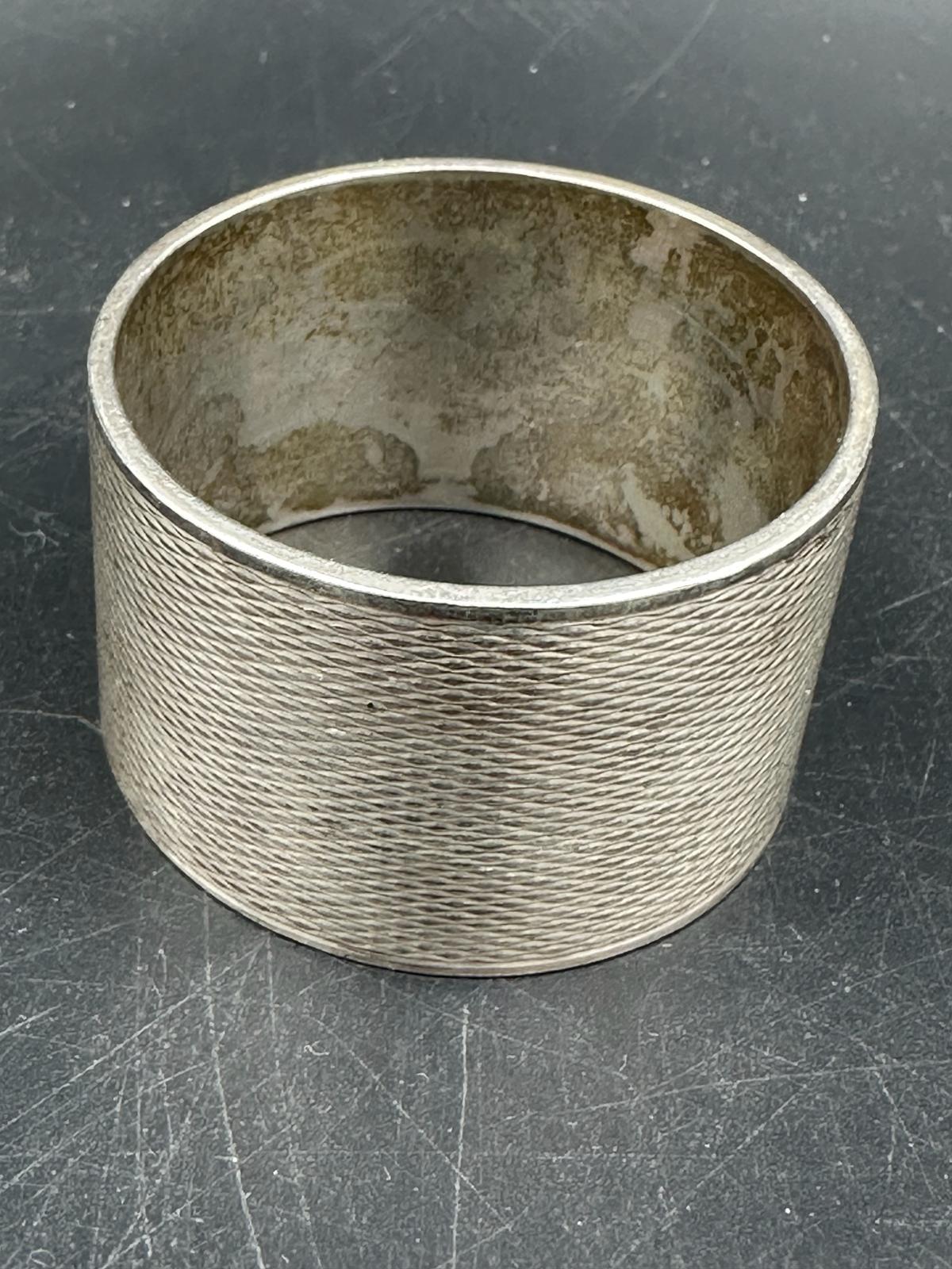 A silver napkin ring hallmarked for Birmingham 1971 and stamped T & S (Total weight 69g) - Image 6 of 6
