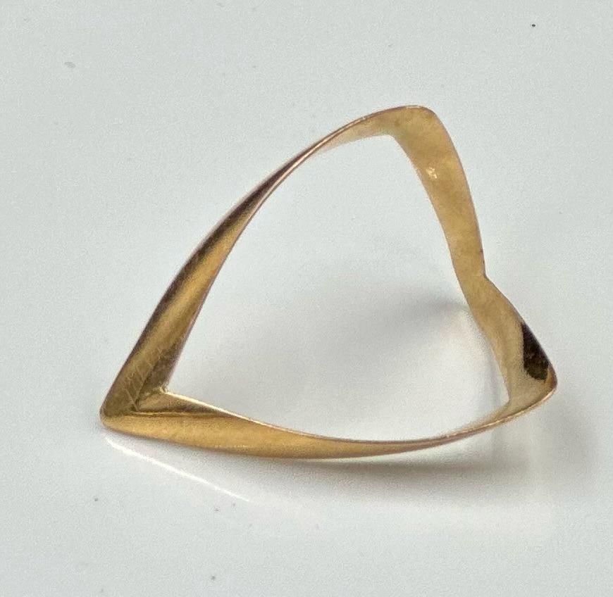 An 18ct gold heart shaped fashion ring, approximate total weight 2.4g.