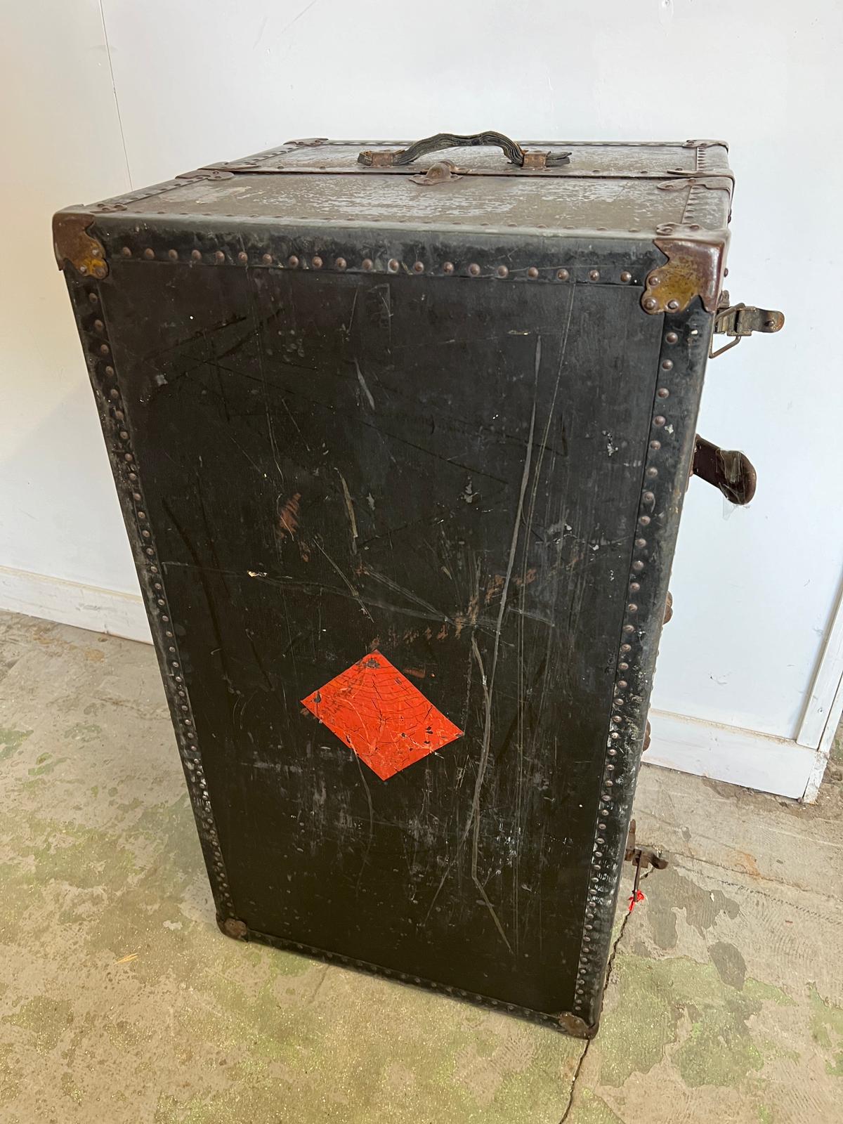 A fantastic example of a fitted steamer trunk, this gentleman's travelling wardrobe has a fitted - Image 2 of 12