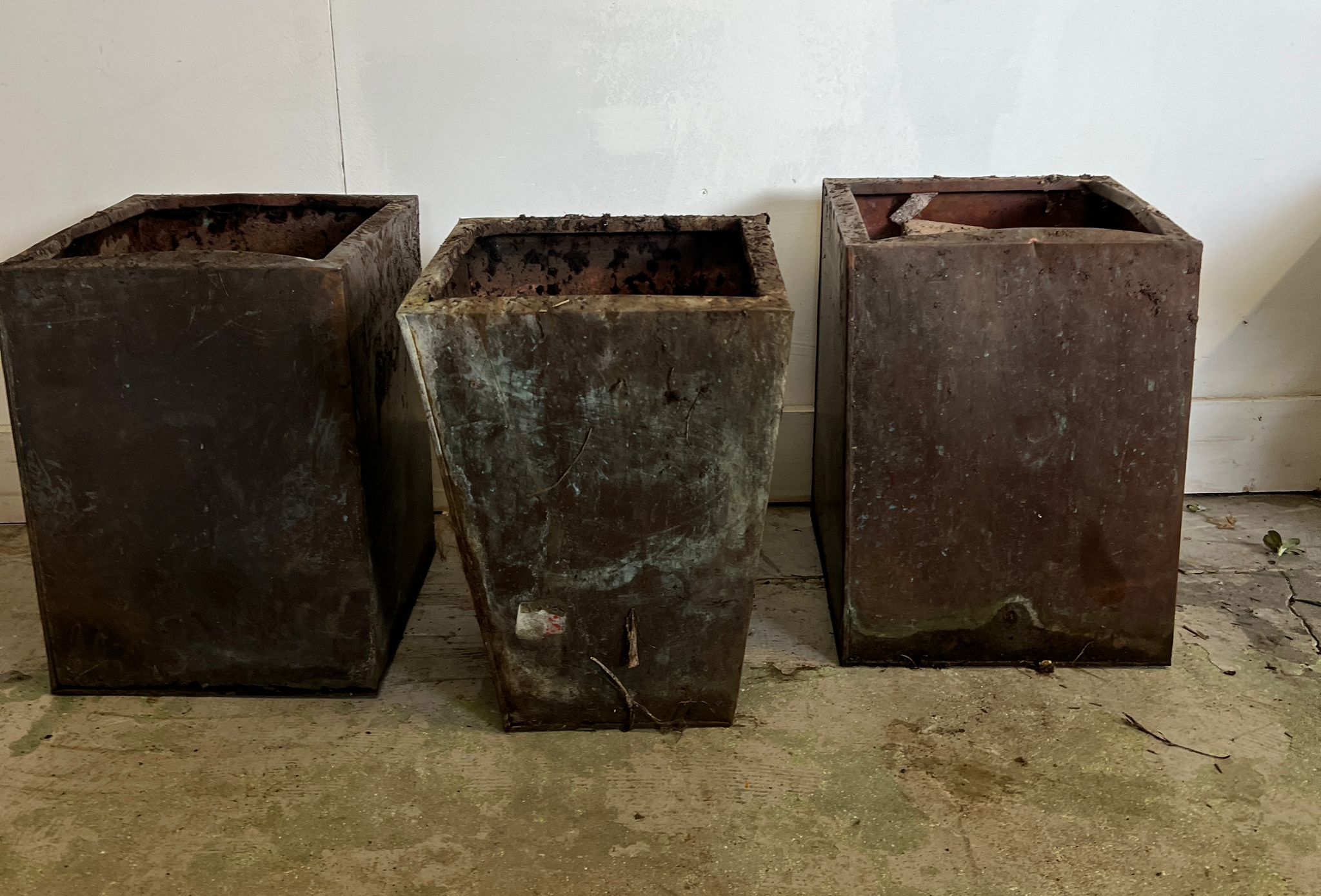 A pair of square copper planters and one tapering copper planter (H42cm SQ28cm) - Image 4 of 4
