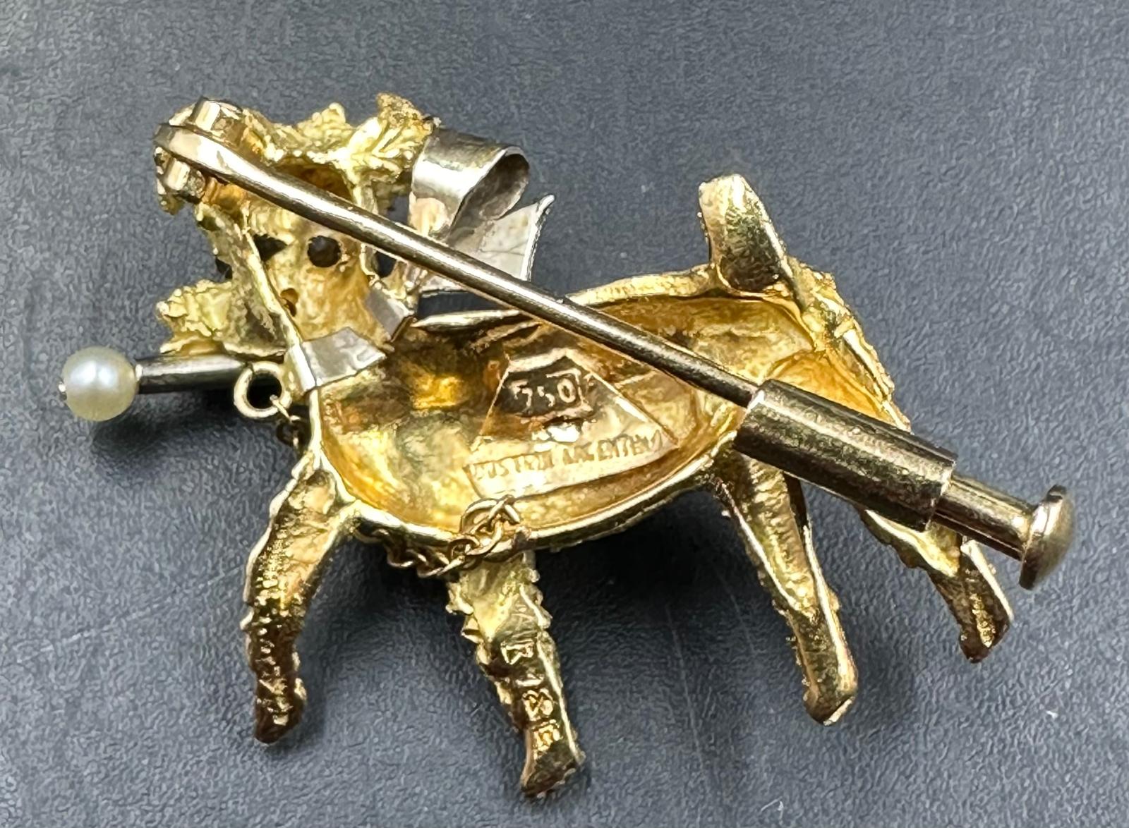 An 18ct gold brooch of a small terrier with pearl capped stick in its mouth (Total weight 5.8g) - Image 3 of 5