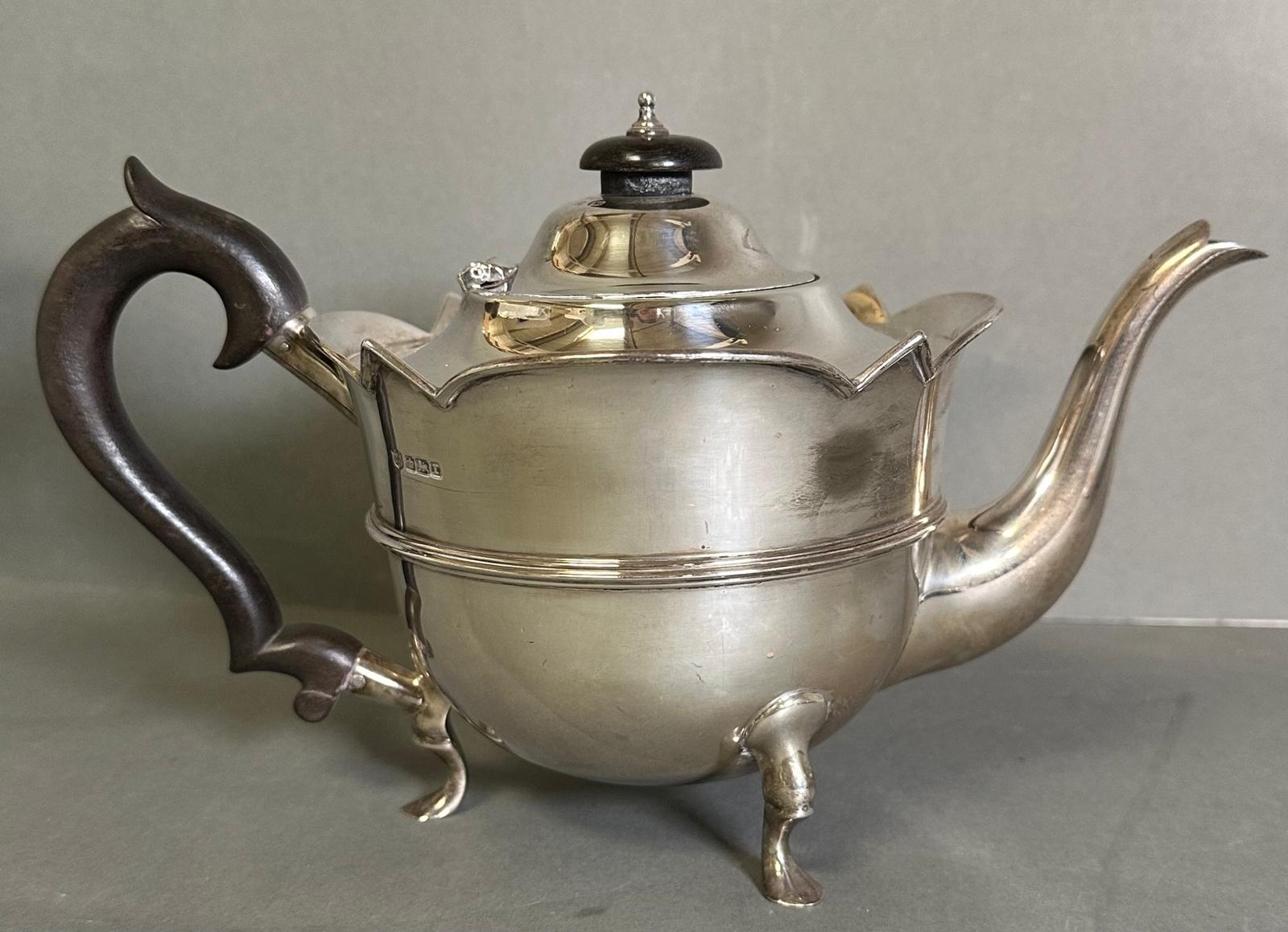 A three piece silver tea service to include a teapot, milk jug, and sugar bowl by Watson & Gillott - Image 2 of 5