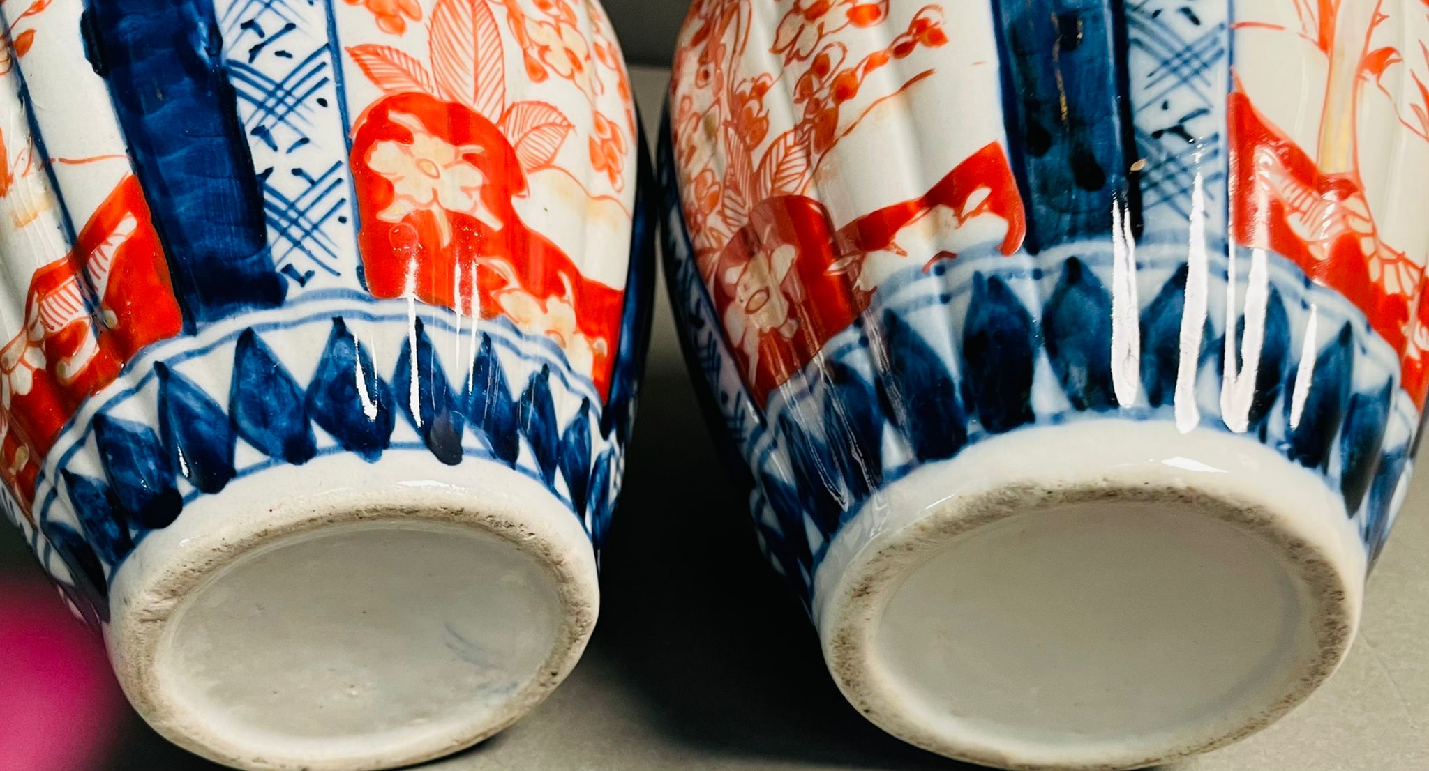 Two Japanese Imari pattern ceramic table vases - Image 3 of 5