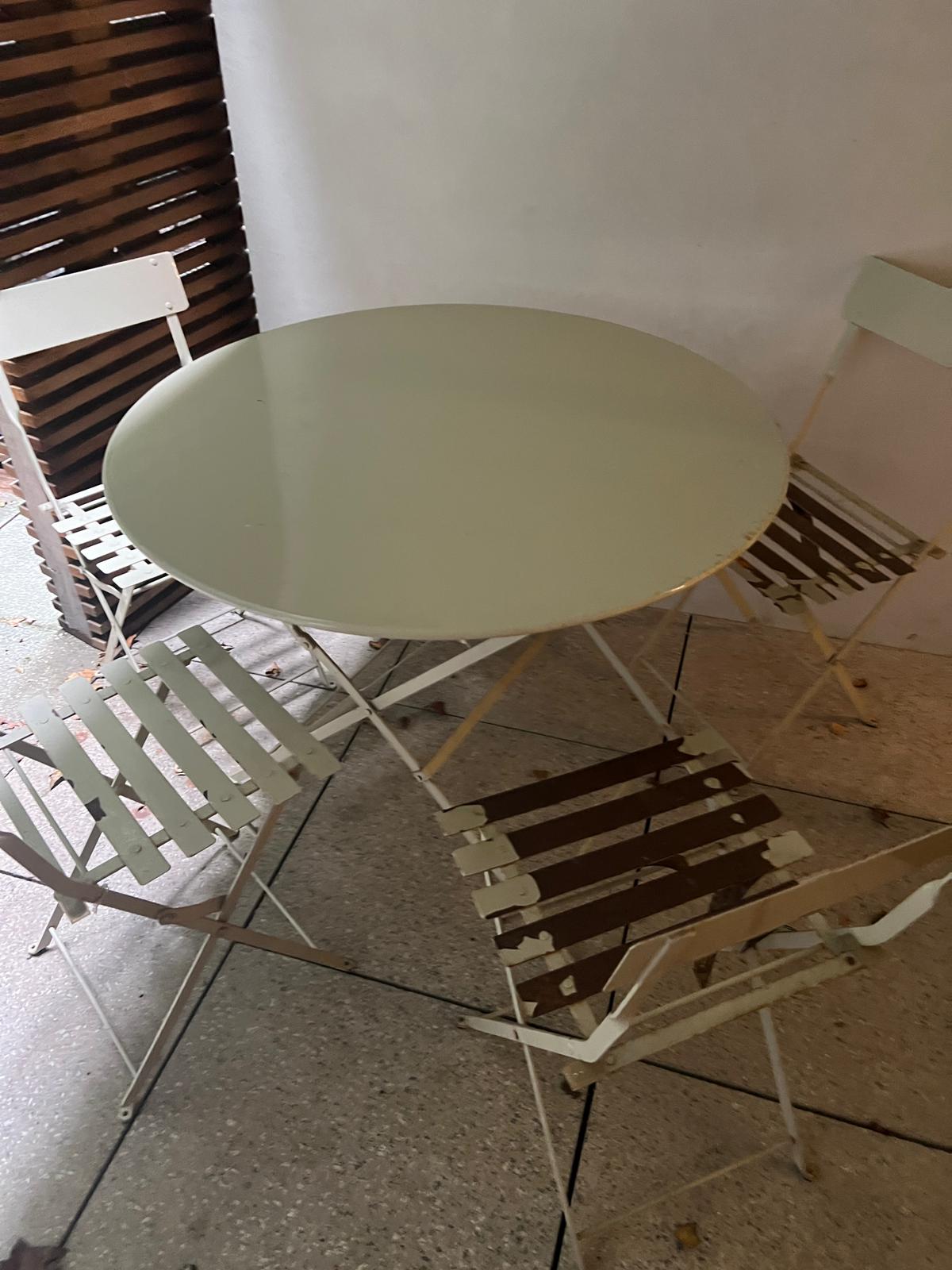 A metal bistro set comprising of a table and four folding chairs (H74cm Dia97cm) - Image 7 of 8