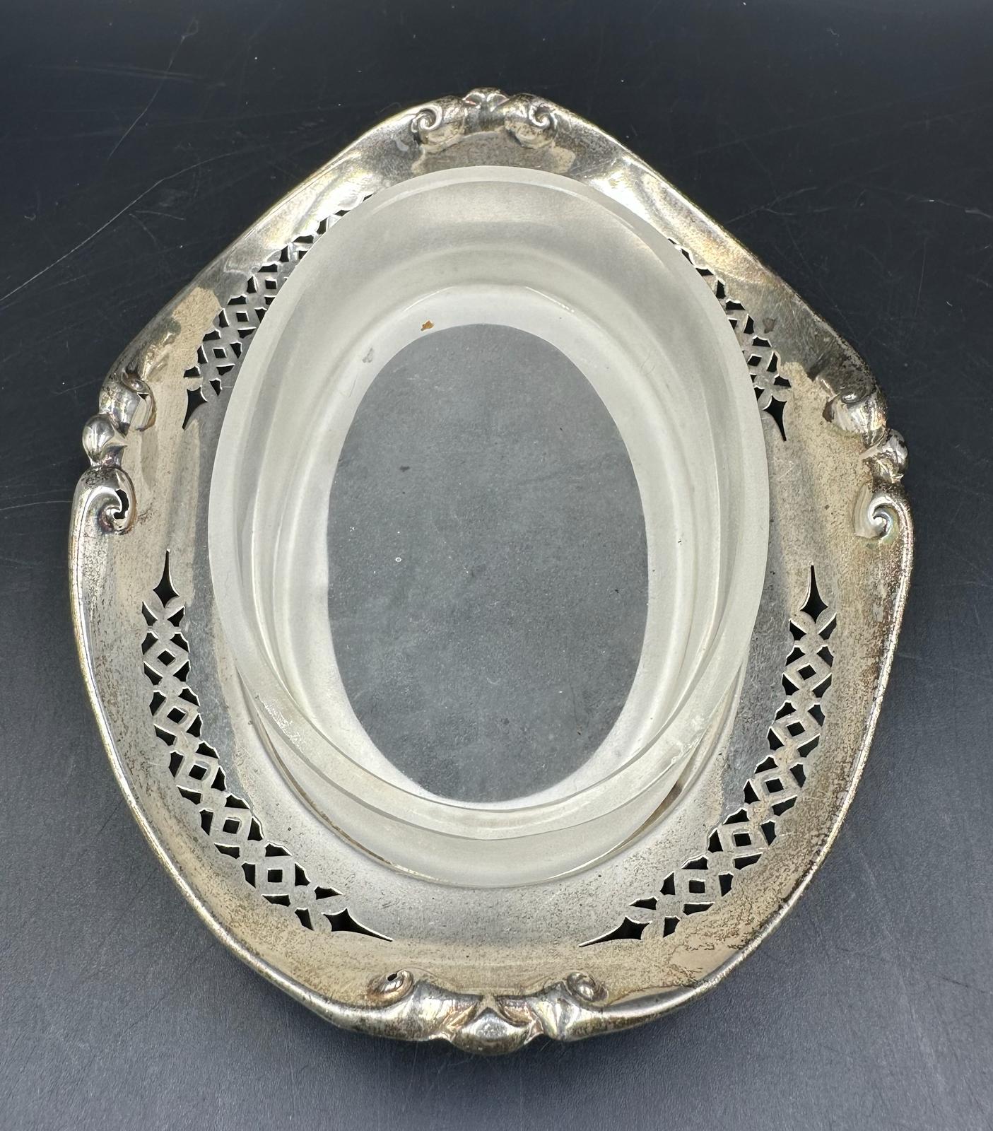 A silver framed glass bowl with pierced decoration, hallmarked for Sheffield 1919 by R F Mosley & Co - Image 2 of 5