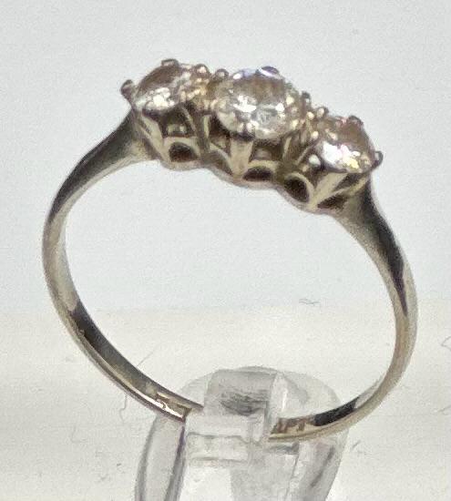 A three stone diamond ring on 18ct white gold and platinum set Size N - Image 3 of 5