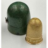 A gold thimble, approximately 4.4g, in a green shagreen holder.