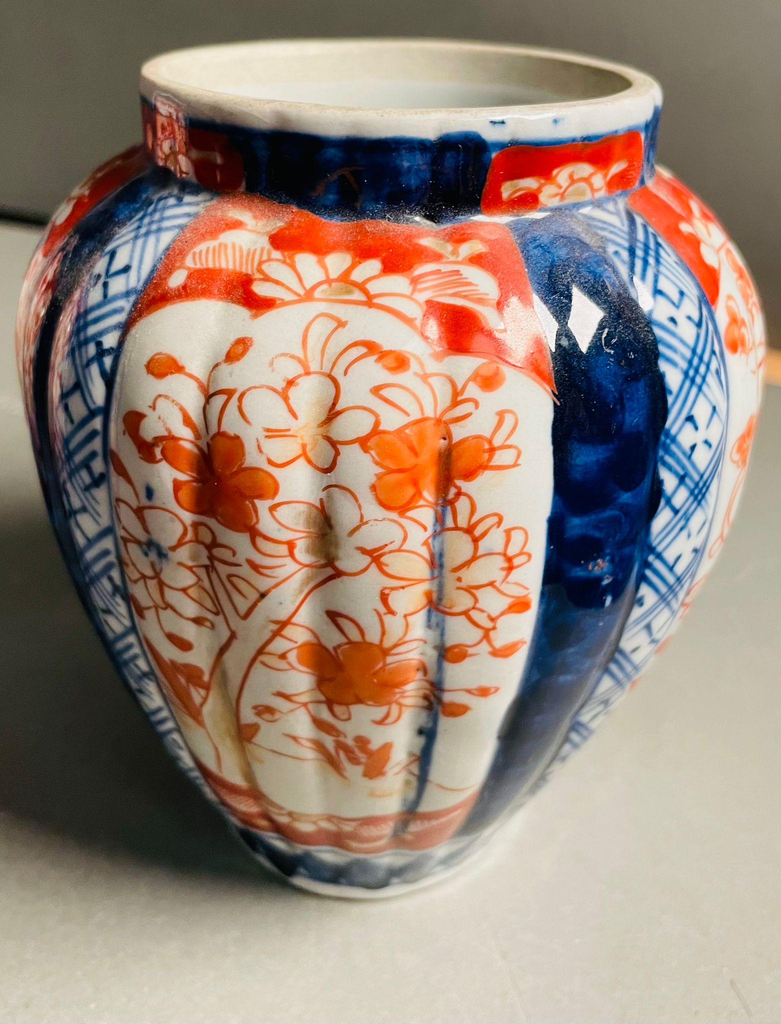 Two Japanese Imari pattern ceramic table vases - Image 2 of 5