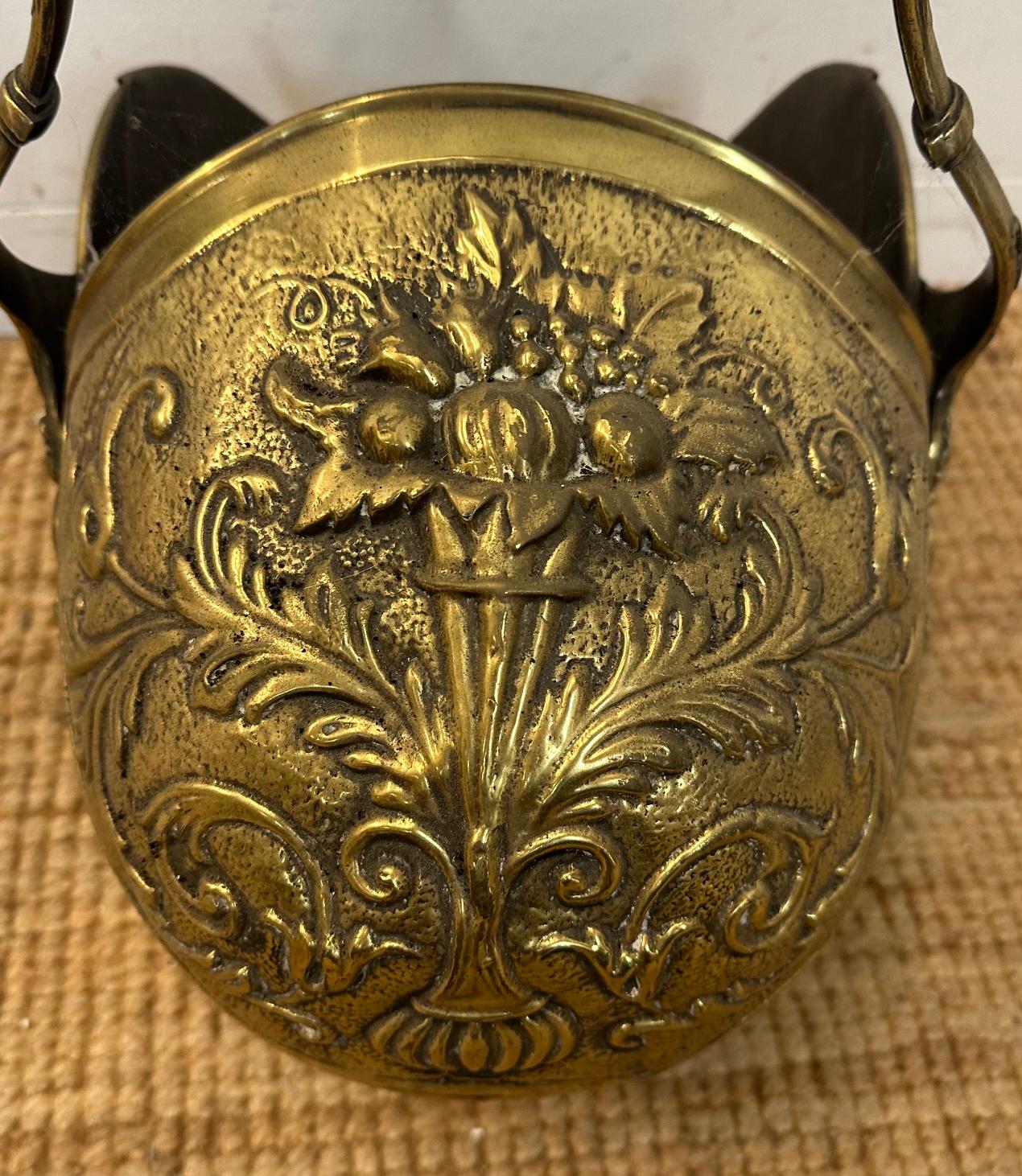 A vintage brass coal scuttle with an arts and crafts repousee pattern - Image 2 of 4