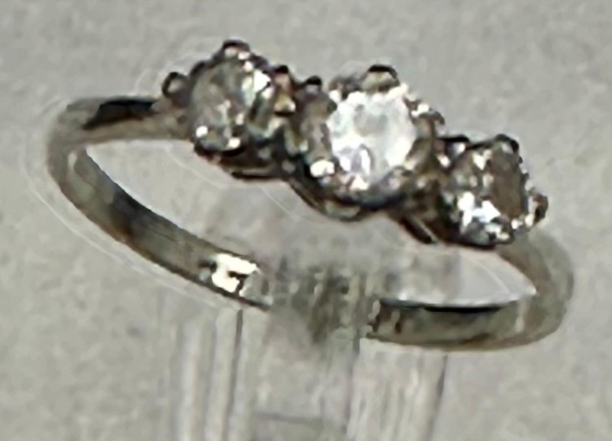 A three stone diamond ring on 18ct white gold and platinum set Size N - Image 2 of 5