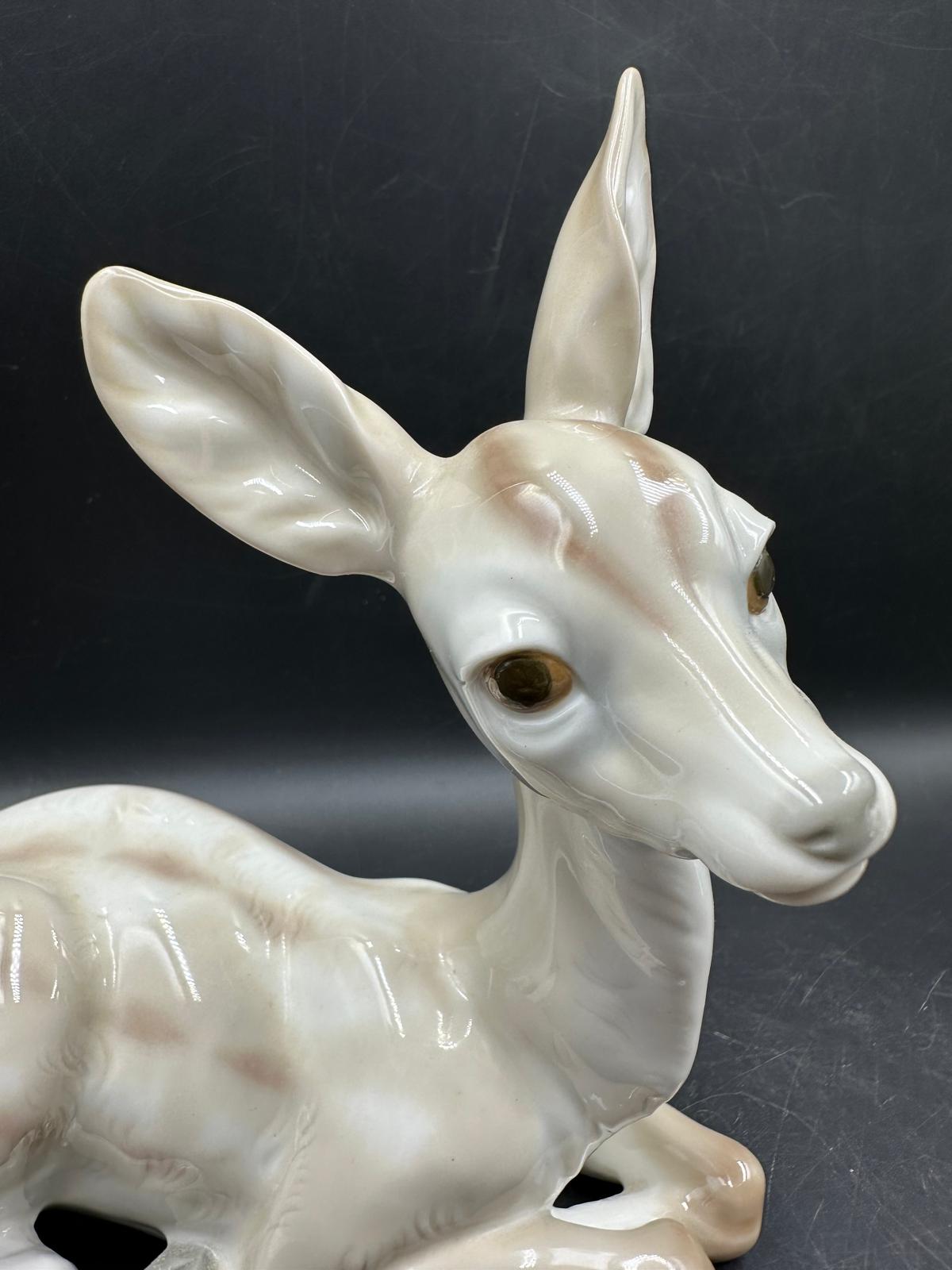Two Lladro figures Sitting Deer No 1064 and playful cat Number 5091 - Image 3 of 5