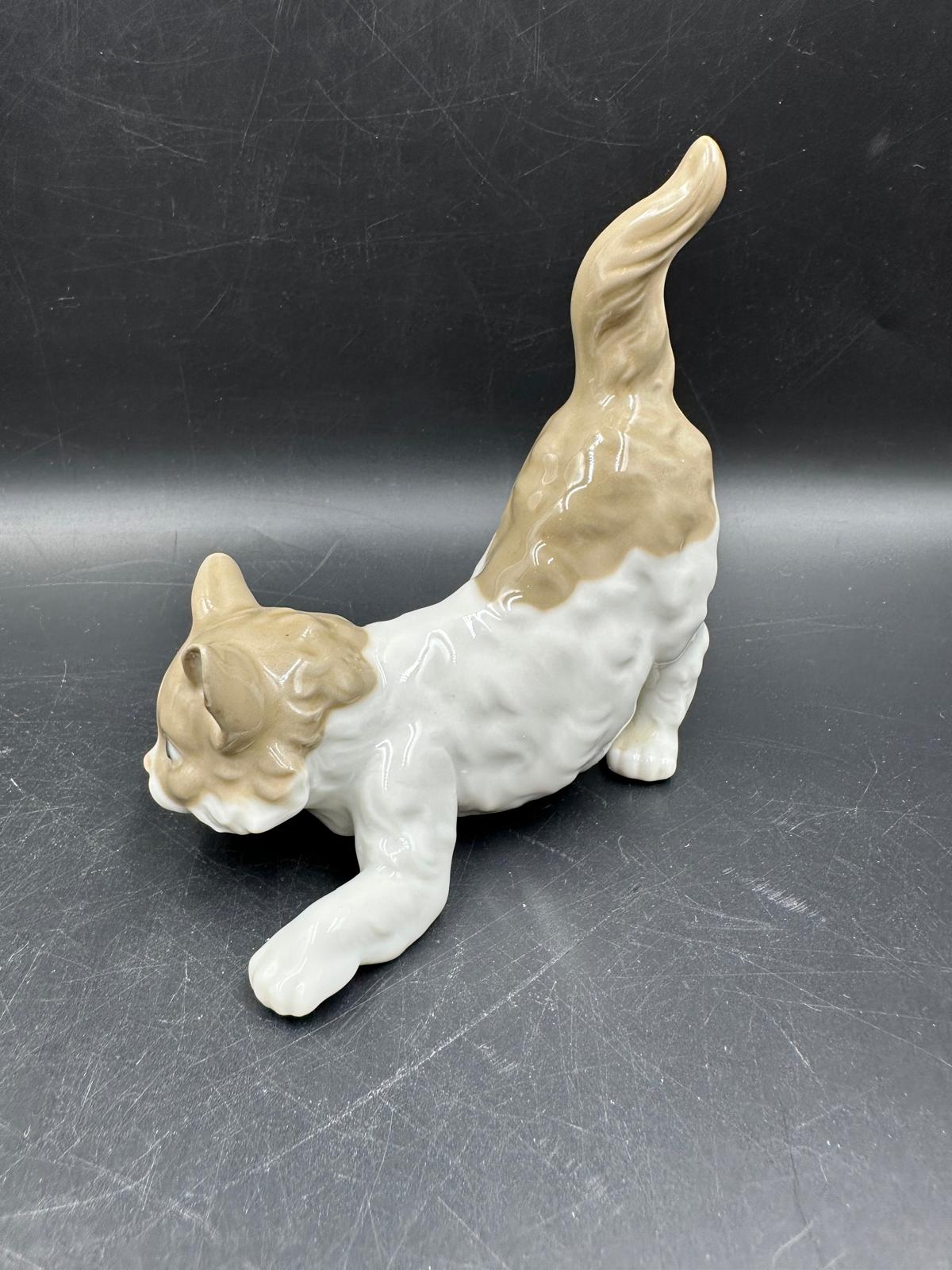 Two Lladro figures Sitting Deer No 1064 and playful cat Number 5091 - Image 2 of 5