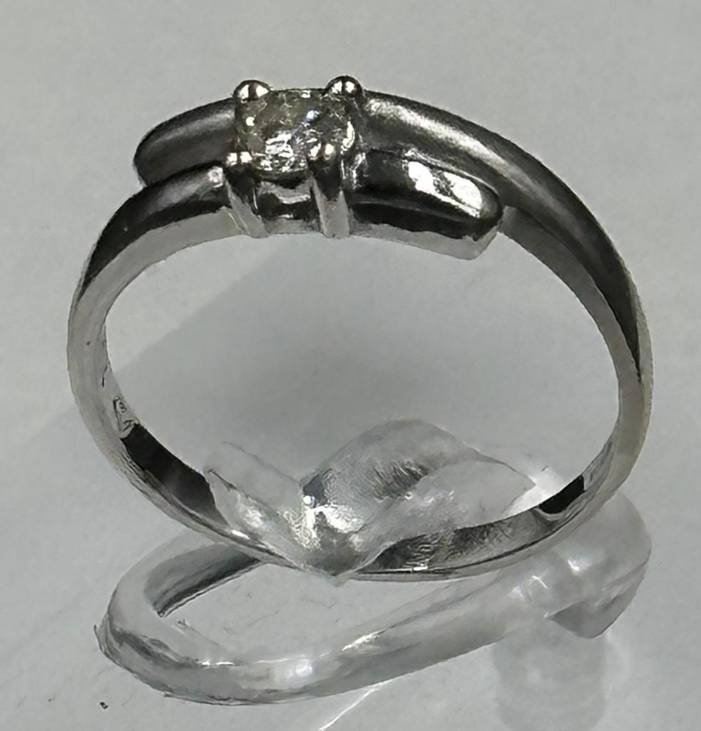 A contemporary white gold and diamond ring, size I - Image 6 of 6