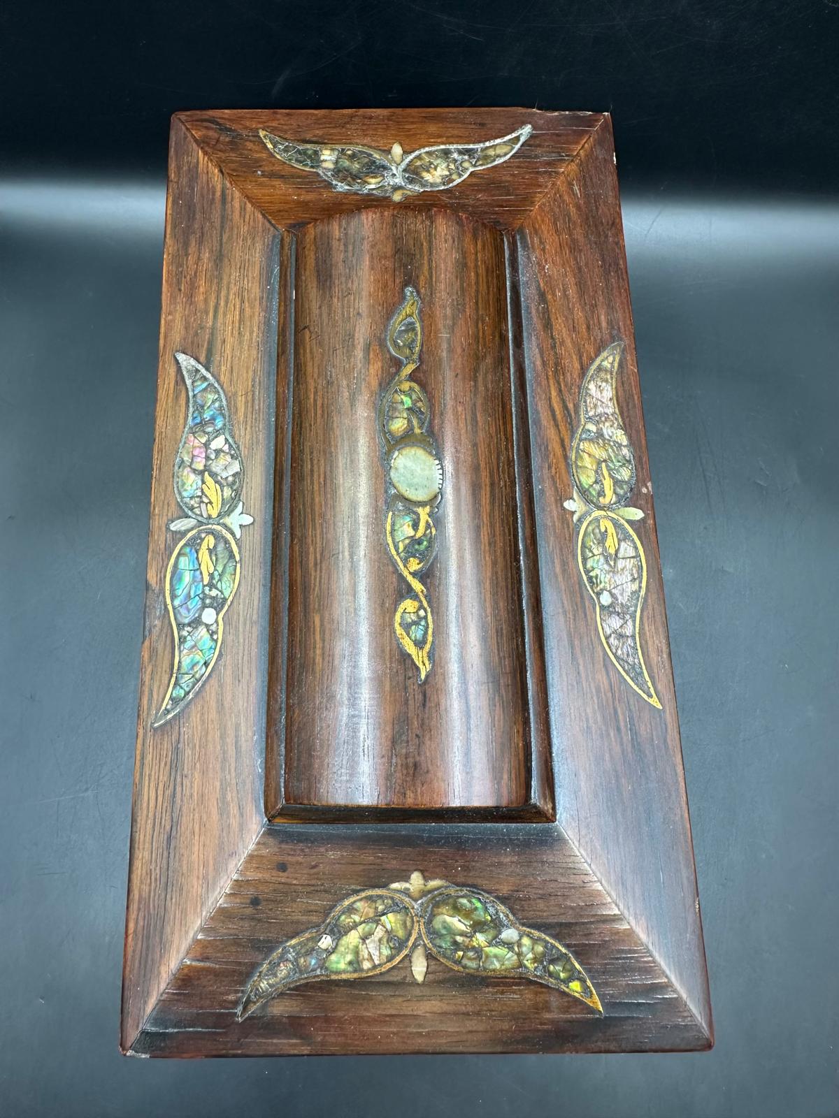 A sarcophagus shaped tea caddy with cut glass mixing bowl and mother of pearl decoration (29.5cm x - Image 4 of 6