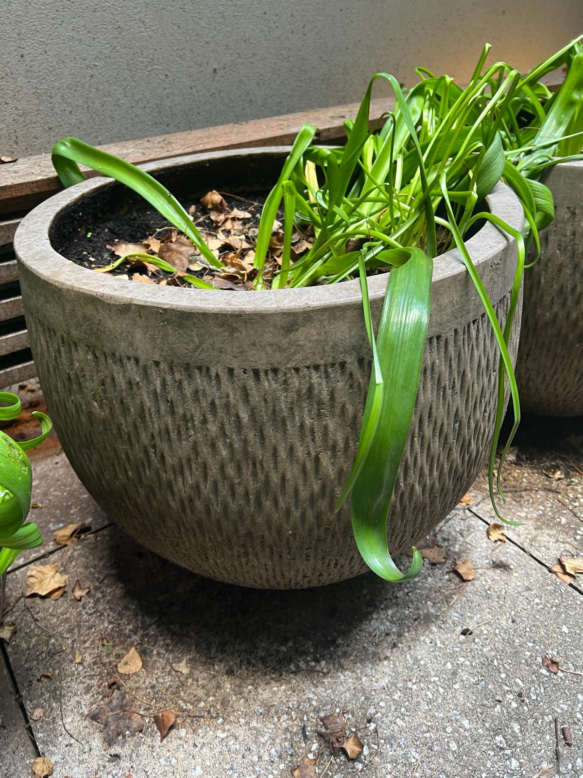 A pair of garden pots/planters fluted wave pattern (H45cm Dia50cm) - Image 3 of 3