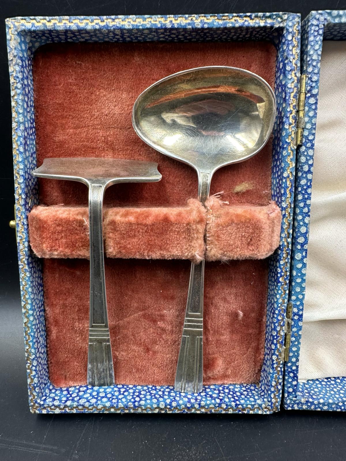 A silver boxed spoon and pusher christening set hallmarked for Birmingham 1947 by Hamilton Utilities - Image 2 of 4