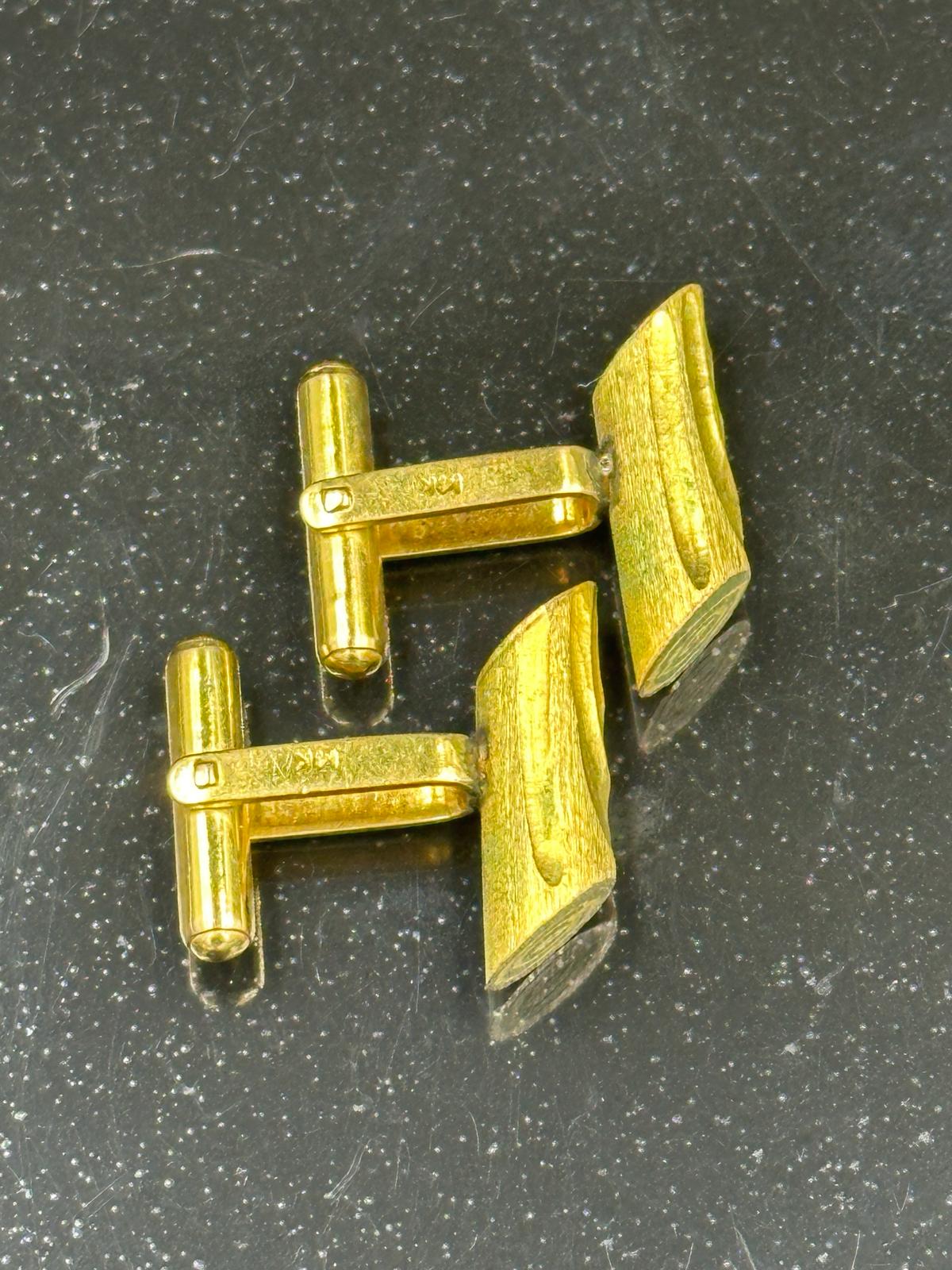A pair of 14ct yellow gold, bark themed gents cuff links with an approximate weight of 10.2g - Image 2 of 2