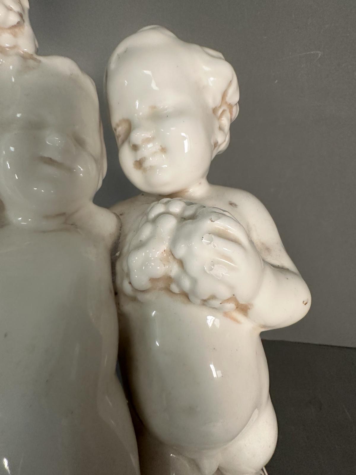 A white ceramic figural cherub table lamp on gold painted base - Image 8 of 10
