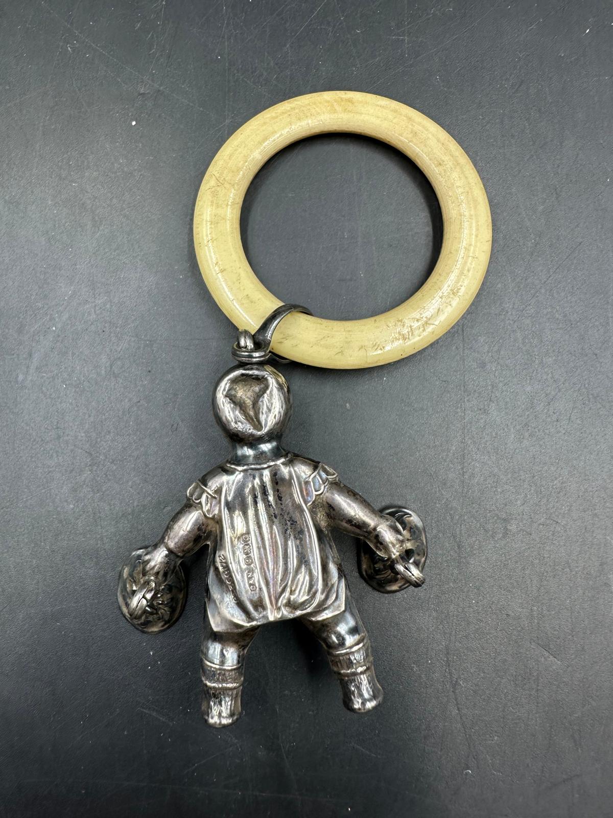 An antique silver babies rattle by Crisford & Norris Ltd, hallmarked for Birmingham 1931 - Image 4 of 4